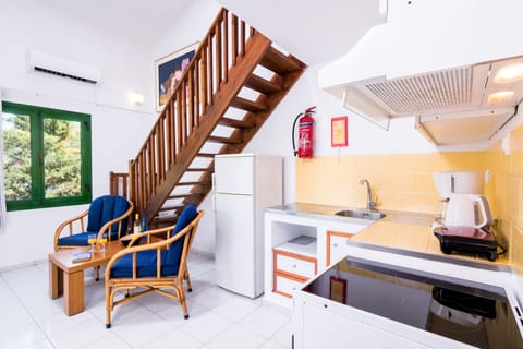 Duplex, 1 Bedroom, Mezzanine (Type C) | Living area | 32-inch flat-screen TV with satellite channels, TV