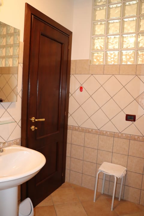 Classic Suite, Ensuite | Bathroom | Shower, rainfall showerhead, free toiletries, hair dryer