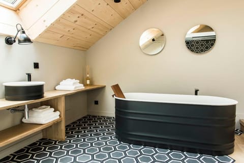 Deluxe Loft, 1 King Bed | Bathroom | Free toiletries, hair dryer, towels