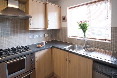 House, Private Bathroom (Bank Side House) | Private kitchen