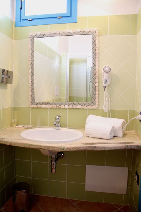 Double Room | Bathroom | Shower, free toiletries, hair dryer, bidet