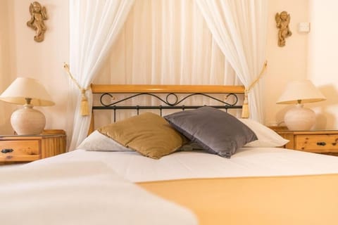 Minibar, desk, free WiFi