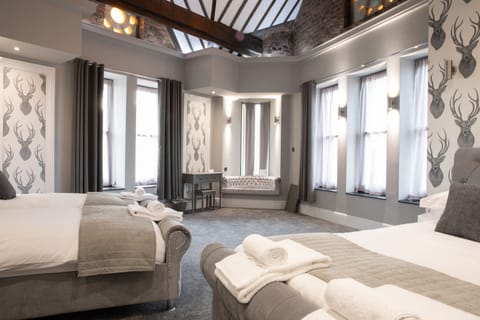 Family Suite | Memory foam beds, desk, free WiFi, bed sheets