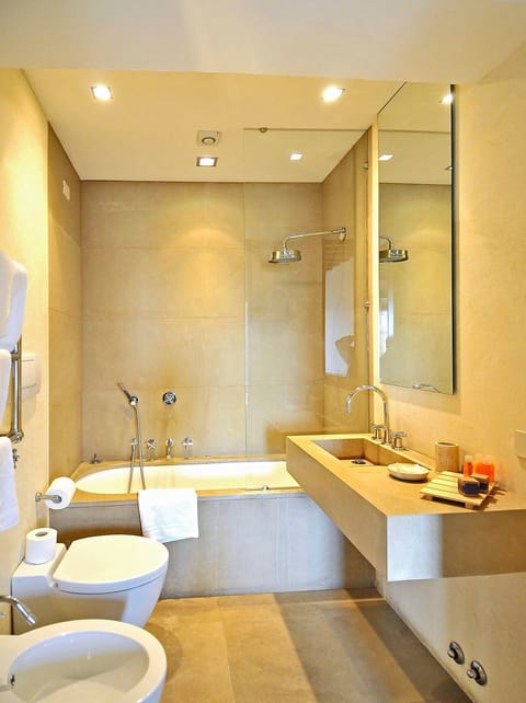Double Room, Bathtub, Garden View | Minibar, in-room safe, free WiFi, bed sheets