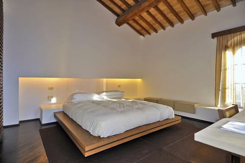 Double Room, Bathtub, Garden View | Minibar, in-room safe, free WiFi, bed sheets