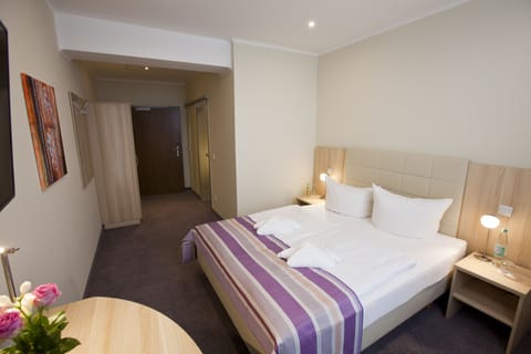 Double Room, 1 Queen Bed, Non Smoking | Minibar, desk, laptop workspace, blackout drapes