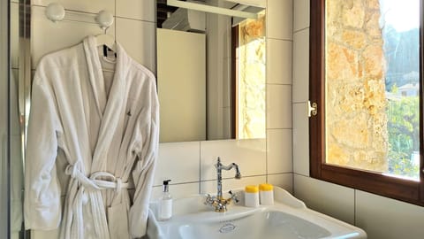 Geraniums Double Room | Bathroom sink