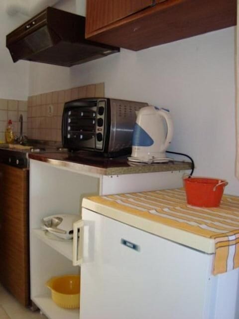 Fridge, oven, stovetop, electric kettle