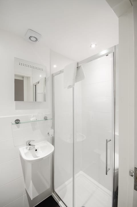 Single Room | Bathroom | Shower, hair dryer, towels