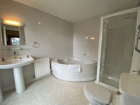  Four Poster Room | Bathroom | Free toiletries, hair dryer, towels