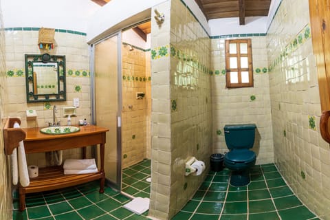 Design Room, 1 King Bed, Non Smoking | Bathroom | Shower, rainfall showerhead, free toiletries, towels