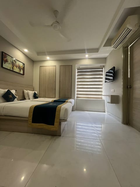 Deluxe Double Room | 1 bedroom, desk, rollaway beds (surcharge), WiFi (free)