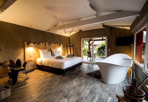 Suite, 1 King Bed, Non Smoking, Garden View | Minibar, individually decorated, individually furnished, blackout drapes