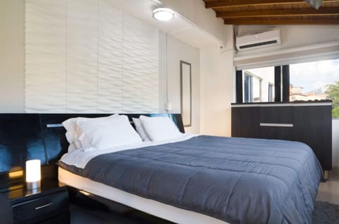 Business Studio Suite, 1 King Bed, Hot Tub, Mountain View | In-room safe, individually furnished, desk, iron/ironing board