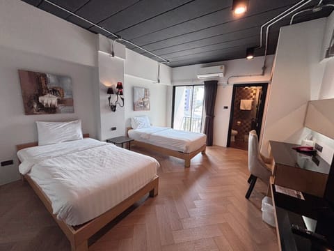 Deluxe Twin Room, Non Smoking | Minibar, in-room safe, desk, blackout drapes