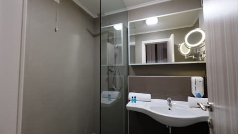 Deep soaking tub, hair dryer, bidet, towels