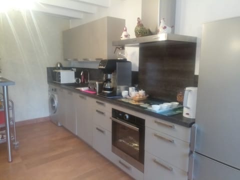 Coffee/tea maker, electric kettle, dining tables