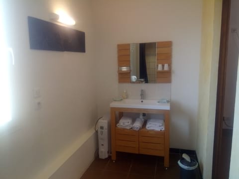 Triple Room (Paddock) | Bathroom amenities | Shower, free toiletries, hair dryer, towels