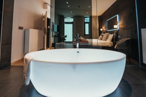 Suite | Premium bedding, memory foam beds, desk, blackout drapes