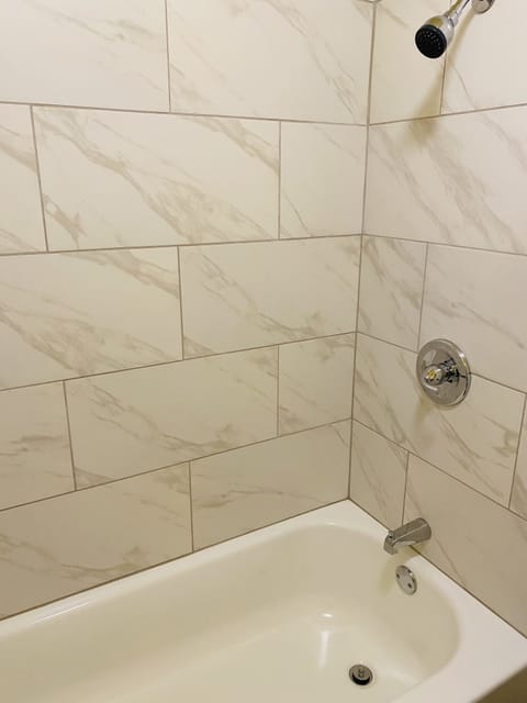 Combined shower/tub, free toiletries, towels