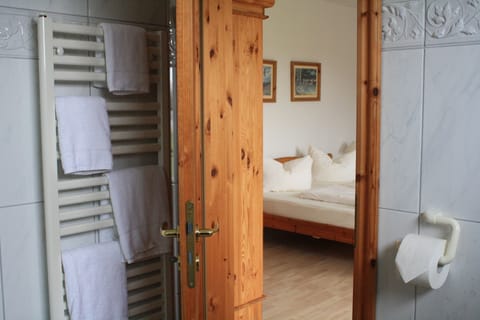 Hypo-allergenic bedding, free WiFi, bed sheets