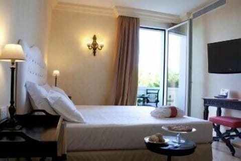 Minibar, in-room safe, desk, soundproofing