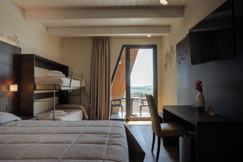 Superior Quadruple Room | Desk, soundproofing, free WiFi