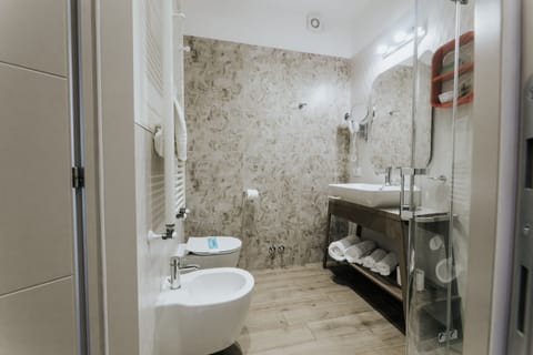 Superior Twin Room | Bathroom | Shower, rainfall showerhead, free toiletries, hair dryer