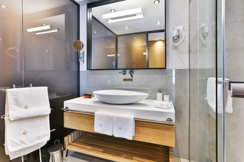 Junior Studio Suite | Bathroom | Shower, free toiletries, hair dryer, towels