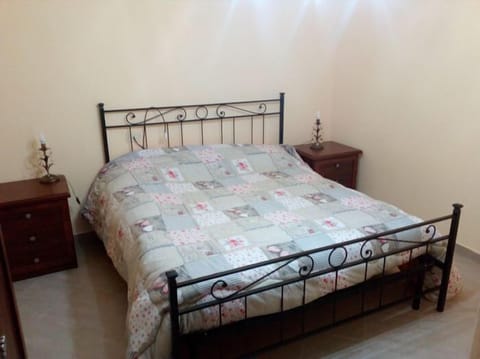 Duplex, 1 Bedroom | Soundproofing, free cribs/infant beds, free WiFi, bed sheets