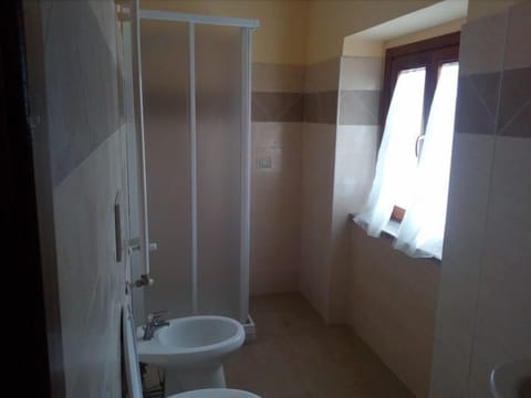 Duplex, 1 Bedroom | Bathroom | Shower, free toiletries, hair dryer, bidet