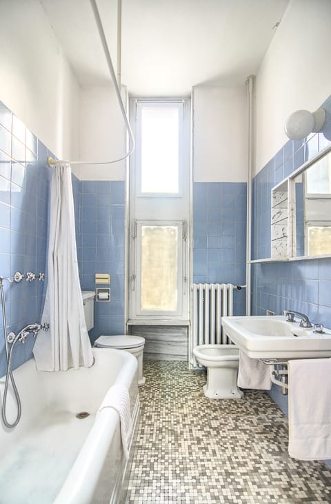 Bathtub, deep soaking tub, hair dryer, bidet