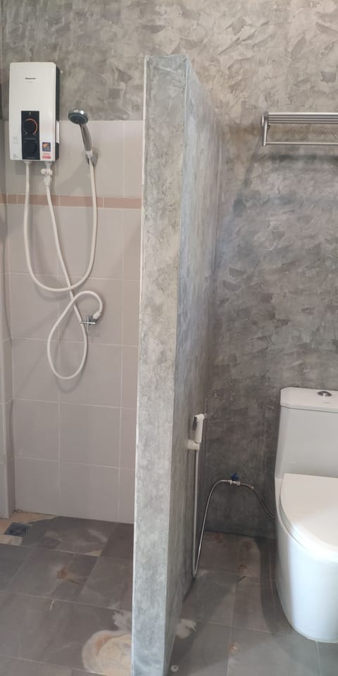 Deluxe | Bathroom | Shower, towels, soap, shampoo