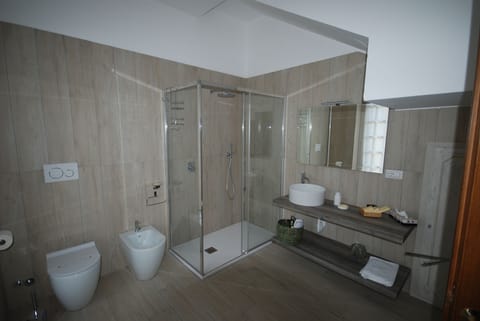 Room (Verde) | Bathroom | Shower, free toiletries, bathrobes, slippers