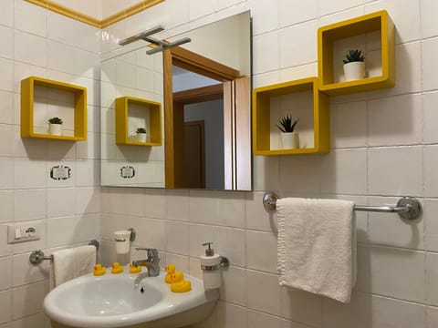 Family Studio Suite, Balcony (Kitchenette) | Bathroom | Shower, hair dryer, bidet, towels