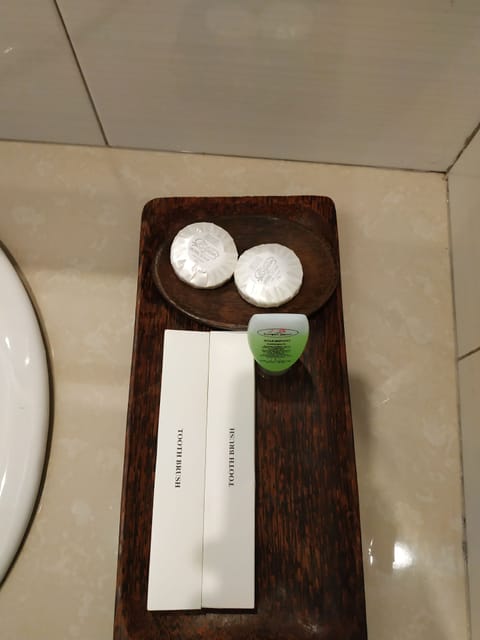 Twin Room (No Hot Shower) | Bathroom amenities | Shower, free toiletries, towels