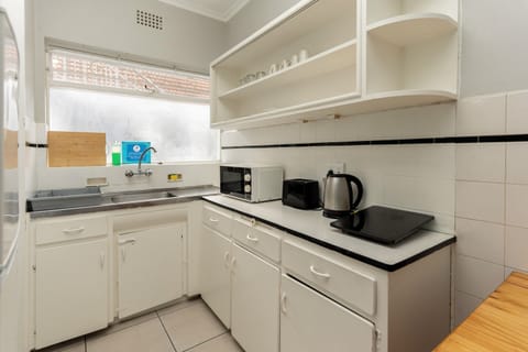 Standard King / Twin Room | Shared kitchen | Fridge, microwave, stovetop, electric kettle