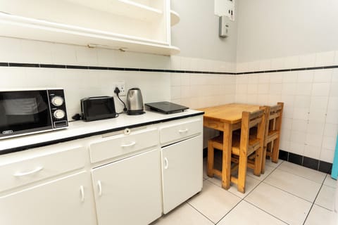 Standard King / Twin Room | Shared kitchen | Fridge, microwave, stovetop, electric kettle
