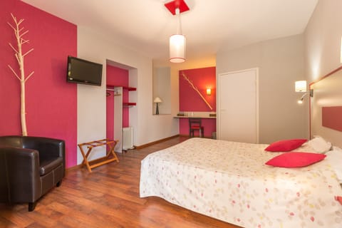 Standard Double Room | Desk, free cribs/infant beds, rollaway beds, WiFi