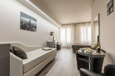 Minibar, desk, soundproofing, cribs/infant beds