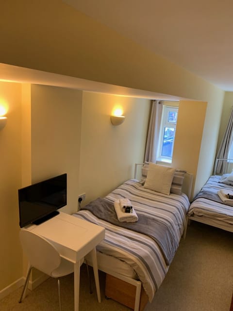 Cute and Relaxing Single Room | Desk, laptop workspace, iron/ironing board, free WiFi