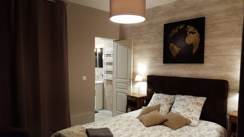 Room (Canadienne) | Individually decorated, individually furnished, free WiFi, bed sheets