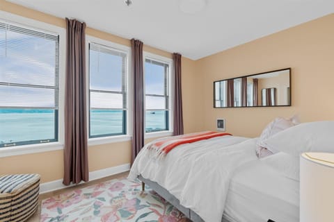 Comfort Apartment, 1 Queen Bed, River View, Annex Building | Individually decorated, individually furnished, blackout drapes