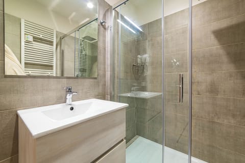 Shower, rainfall showerhead, free toiletries, hair dryer