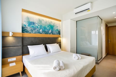 Classic Room with Balcony | In-room safe, desk, laptop workspace, soundproofing