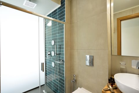 Classic Room with Balcony | Bathroom | Shower, free toiletries, hair dryer, bathrobes