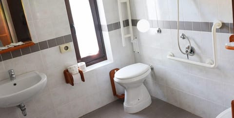 Single Room | Bathroom | Shower, rainfall showerhead, free toiletries, bidet