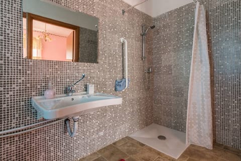 Family Room | Bathroom | Shower, hair dryer, bidet, towels