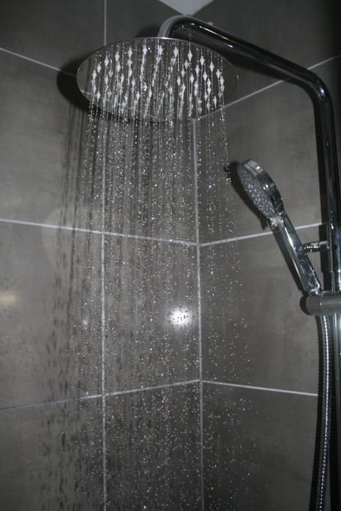 Shower, free toiletries, towels