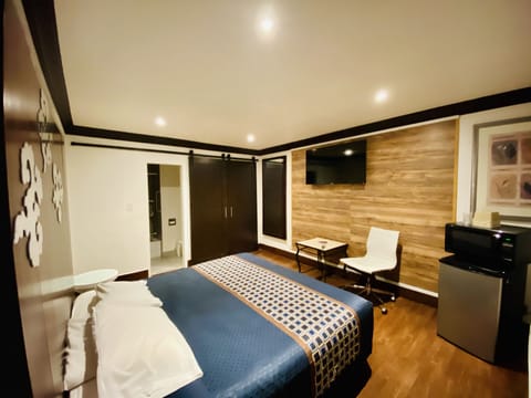 Standard Room, 1 King Bed | Soundproofing, free WiFi, bed sheets